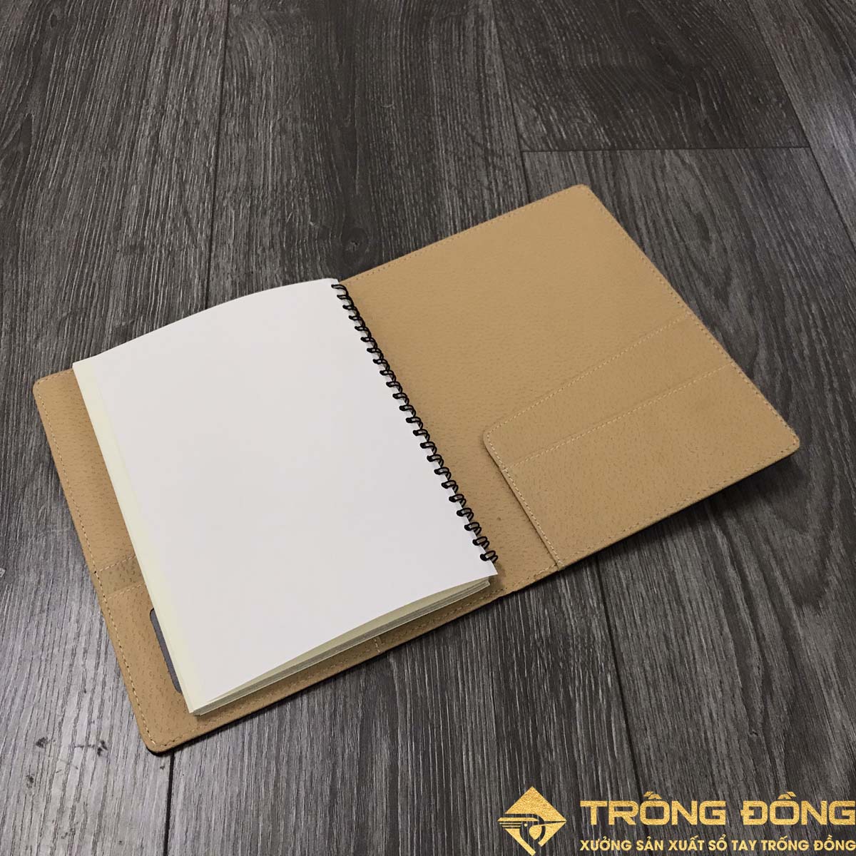 Mặt trái của bìa da có các ngăn phụ đựng giấy tờ, name card