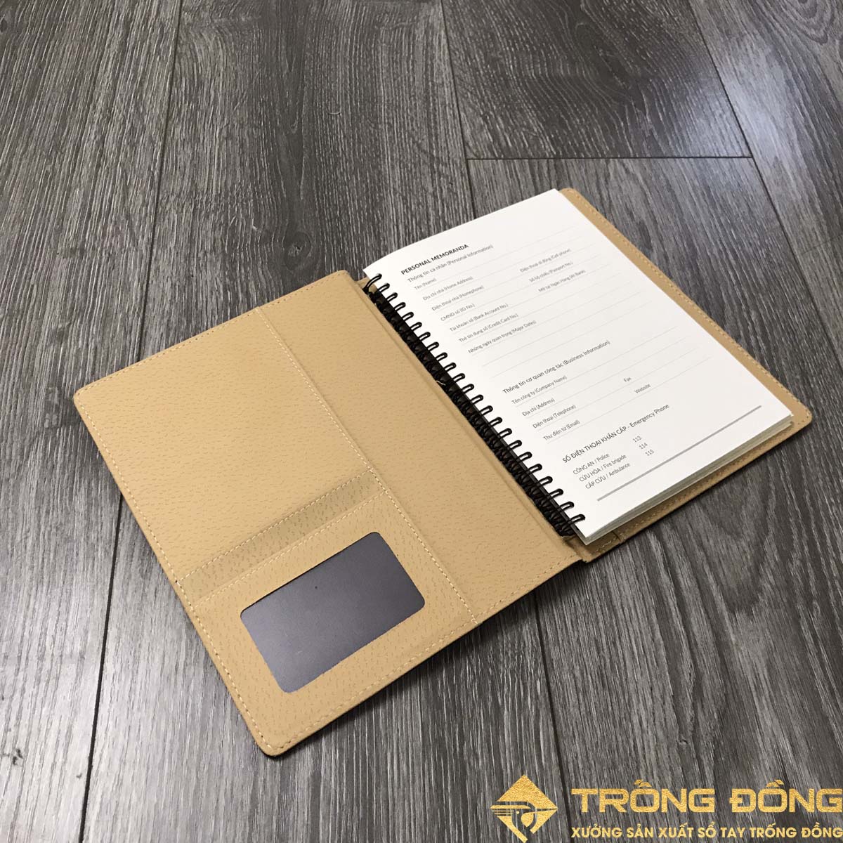 Mặt trái của bìa da có các ngăn phụ đựng giấy tờ, name card Mặt trái của bìa da có các ngăn phụ đựng giấy tờ, name card