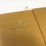 Sổ Tay Bìa Còng A5 Ép Kim Logo Thắng Lợi 3 sổ tay bìa còng a5 ép kim logo sanxuatsotay.com.vn (7)