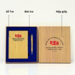 Bộ Quà Tặng Đại Hội In Logo Cao Cấp - Thân Thiện Môi Trường 1 Bộ Quà Tặng Đại Hội In Logo Sổ Tre + Bút Tre + Hộp Giấy introngdong