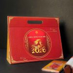 Set Quà Tết " XUÂN VINH PHÚC " - Hộp Giấy Cao Cấp , Set lì xì 10 cái, Cặp Liễn Treo Tường 2 BỘ QUÀ TẾT “XUÂN VINH PHÚC”